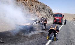 Malatya'da seyir halindeyken yanan otomobil kullanılamaz hale geldi