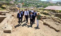 Vali Karakaya, Bitlis'te kültürel mirasların değerlendirilmesine yönelik toplantıya katıldı
