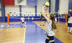 İBB Spor Okulları yaz döneminde de on binlerce çocuğu sporla buluşturuyor