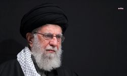 İran’ın dini lideri Ayetullah Ali Hamaney, İran savaşının ardından ilk kez halkın karşısında