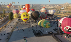 Kapadokya Balon Festivali Peribacaları Üzerinde Renkli Görüntülerle Tamamlandı
