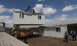 Deprem bölgesinden getirilen konteynerler Kars'ta çobanlar için yaşam alanı oluyor