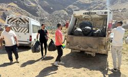 Hakkari'de gönüllüler Sat Buzul Gölleri çevresinde temizlik yaptı