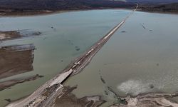 Su seviyesi düşünce eski İzmir-Çeşme kara yolu ortaya çıktı