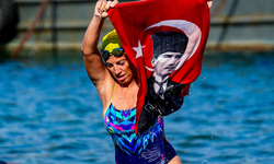 Kadıköylü sporcu İrem Sönmez’den 30 Ağustos’a özel yüzme performansı