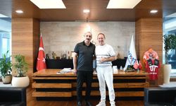 Konyaaltı Belediye Başkanı Kotan, sanatçı Sümer Ezgü'yü ağırladı