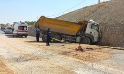 Malatya'da istinat duvarına çarpan kamyonun sürücüsü öldü