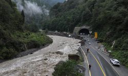 Rize’deki sel felaketinde 17 kişi helikopterlerle tahliye edildi