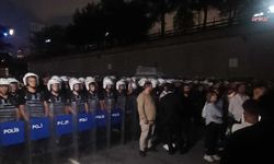 Çevik kuvvetin CHP İstanbul İl Başkanlığı çevresini abluka altına aldığı anlarda Valilik yasak kararını açıkladı