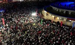 CHP'nin Zeytinburnu mitingi... Özgür Özel: AK Parti'ye koltuk değneği olan muhalefet partisi olacağıma kabre gireyim daha iyi. Teslim olmak yok
