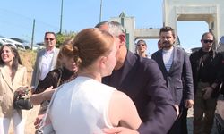 Özgür Özel, Ferdi Zeyrek’in kızı Nehir Zeyrek’in Yeditepe Üniversitesi’ne kaydında eşlik etti