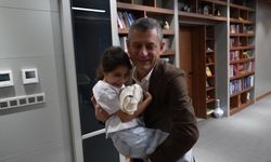 CHP Genel Başkanı Özgür Özel, Rauf Denktaş’ın Ailesiyle Bir Araya Geldi