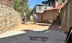 Arapgir’de üç mahallede kilitli parke taşı çalışmaları sürüyor