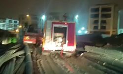 Depremzede esnafın geçici iş yerlerinde yangın: İki konteyner kullanılamaz hale geldi, bir kişi yaralandı