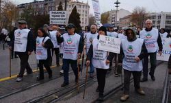 Eskişehir’de Emekliler Bastonlarıyla “İnsanca Yaşamak İstiyoruz” Dedi