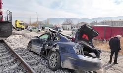 Malatya’da hemzemin geçitte lokomotif otomobile çarptı: 2 kişi yara almadan kurtuldu