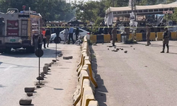 Pakistan’da Mahkeme Önünde Kanlı Saldırı: 12 Ölü, 27 Yaralı. Suçlama Krizi Derinleşiyor