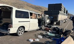 Akçadağ’da feci kaza: Minibüs tıra çarptı, 3 kişi yaşamını yitirdi