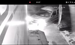 Kalp krizi geçiren sürücünün otomobille işyerine çarptığı anlar kamerada