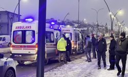 Malatya'da buzlanma kazası: İşçi servisi alt yola devrildi, 6 yaralı