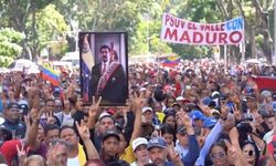 Venezuela’da ABD’ye Öfke Sokaklara Taştı: Binlerce Genç Maduro ve Eşi İçin Yürüdü