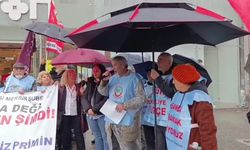 Mersin’de Emekliler Yağmura Rağmen Sokakta: “Sadaka Değil, Hak Ediyoruz”