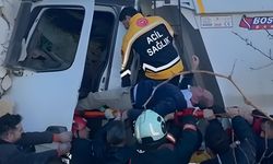 Freni patlayan kamyon eve girdi: Sürücü itfaiye ekiplerince kurtarıldı