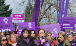 DİSK'li Kadınlardan Bakanlık Önünde 8 Mart Çıkışı: "Eşit İş, Eşit Ücret!"