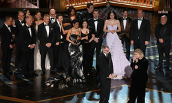 Oscar gecesinde sürpriz sonuçlar ve siyasi mesajlar! Filistin sloganı ve Epstein esprisi geceye damga vurdu