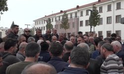 Malatya oto sanayi esnafı valilik önünde toplandı: 'Üç günde çıkın diyorlar, dükkân istiyoruz'