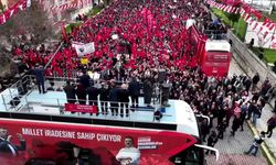 Özgür Özel Kütahya’dan İktidara Yüklendi: "Kepçeyle Alıp Kaşığın Yarısıyla Vermişler!"