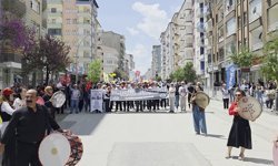 Malatya'da 1 Mayıs yürüyüşü başladı: 'Emek ve Dayanışma Günü' kapsamında kortej miting alanına ilerliyor