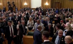 "O Karıncanın Kardeşi Var!" Özgür Özel'den Erdoğan'ın 'Kriz Yönetimi' Çıkışına Sert Yanıt: "Vatandaşla Dalga Geçiyor!"