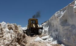 Adıyaman’da 40 Derece Sıcaklıkta Kar Mesaisi: Ulubaba Türbesi Yolu Yeniden Açıldı