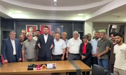 CHP Malatya İl Başkanlığı'na atanan Hakan Satılmış, gece yarısı il binasına girdi