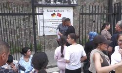 İzmir'de LGS Heyecanı Okul Kapılarına Taştı: "Bizim de Emeğimiz Var Ama Bu Yarış Adil Değiş"