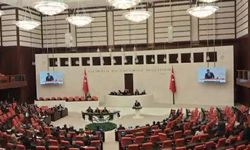 CHP’liler Sıra Kapaklarını Yumrukladı, Meclis Karıştı!