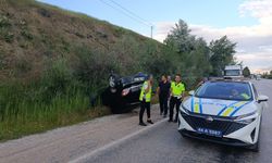 Sürgü yolunda feci kaza: Direksiyon hakimiyetini kaybeden sürücü devrilen araçta sıkıştı