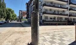 40 Yıllık Beton Direkler Alarm Veriyor! Facia Geliyorum Diyor: Soma Sokaklarında Tehlike Saçan Görüntü!