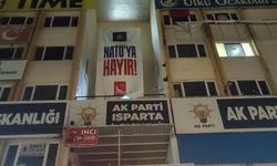 AK Parti Binasında Şoke Eden Pankart: Saadet Partisi’nden Gece Yarısı NATO Hamlesi!