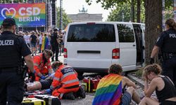 Berlin'de Onur Yürüyüşü'nde Dehşet: Minibüs Kalabalığa Daldı!