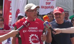 İzmir'de Emeklilerden İktidara "Kırmızı Kart": "Bizleri Ölüm Sınırının Altında Bıraktınız!"