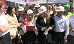 Kadıköy’de Emekli İsyanı: "Sadaka Değil Hakkımızı İstiyoruz" Diyerek İskele Meydanı'nda Tabak Kırdılar!