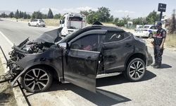 Malatya Havalimanı yolunda feci kaza: Tıra arkadan çarpan otomobil hurdaya döndü