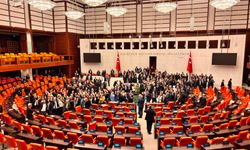 Meclis'te Tarihi Gece: Çerçeve Yasa TBMM'de Kabul Edildi, Genel Kurul'da Dikkat Çeken Temaslar Yaşandı!