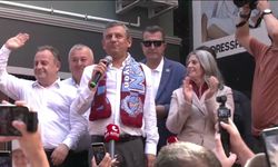 YENİ Parti Lideri Özgür Özel Trabzon’da Miting Havasında Konuştu: “Geleceğin İktidar Partisiyiz!”