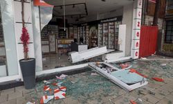 Aniden Bastıran Sağanak ve Şiddetli Fırtına Kenti Vurdu: Ağaçlar Devrildi, Çatılar Uçtu!