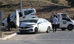 Malatya’da Feci Kavşak Kazası: İki Otomobil Çarpıştı, Refüje Savruldu!