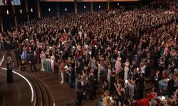 78. Emmy Ödülleri'nde Tarihi Gece: Matthew Rhys Aynı Gecede İki Başrol Ödülü Alarak Rekor Kırdı!