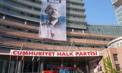 CHP Genel Merkezi Binasına Dikkat Çeken Pankart Asıldı